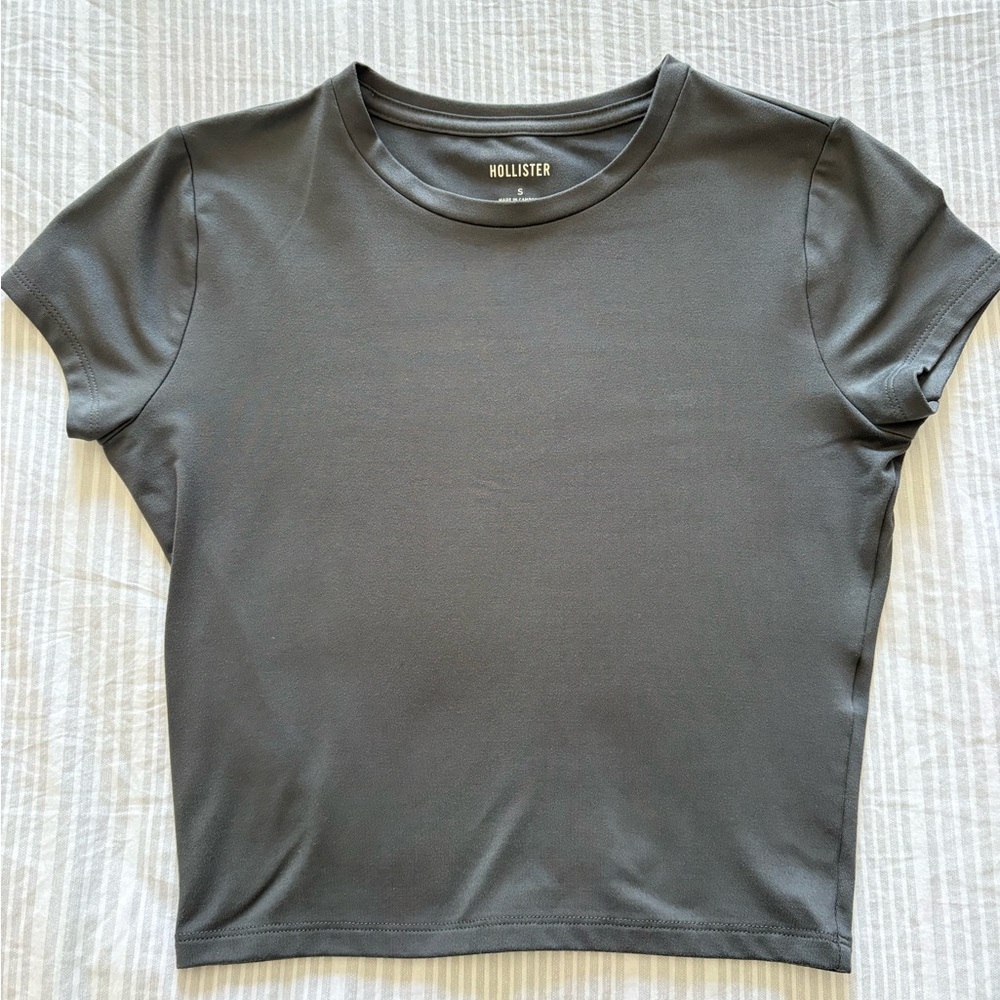 Hollister Women's Charcoal Short Sleeve Tee